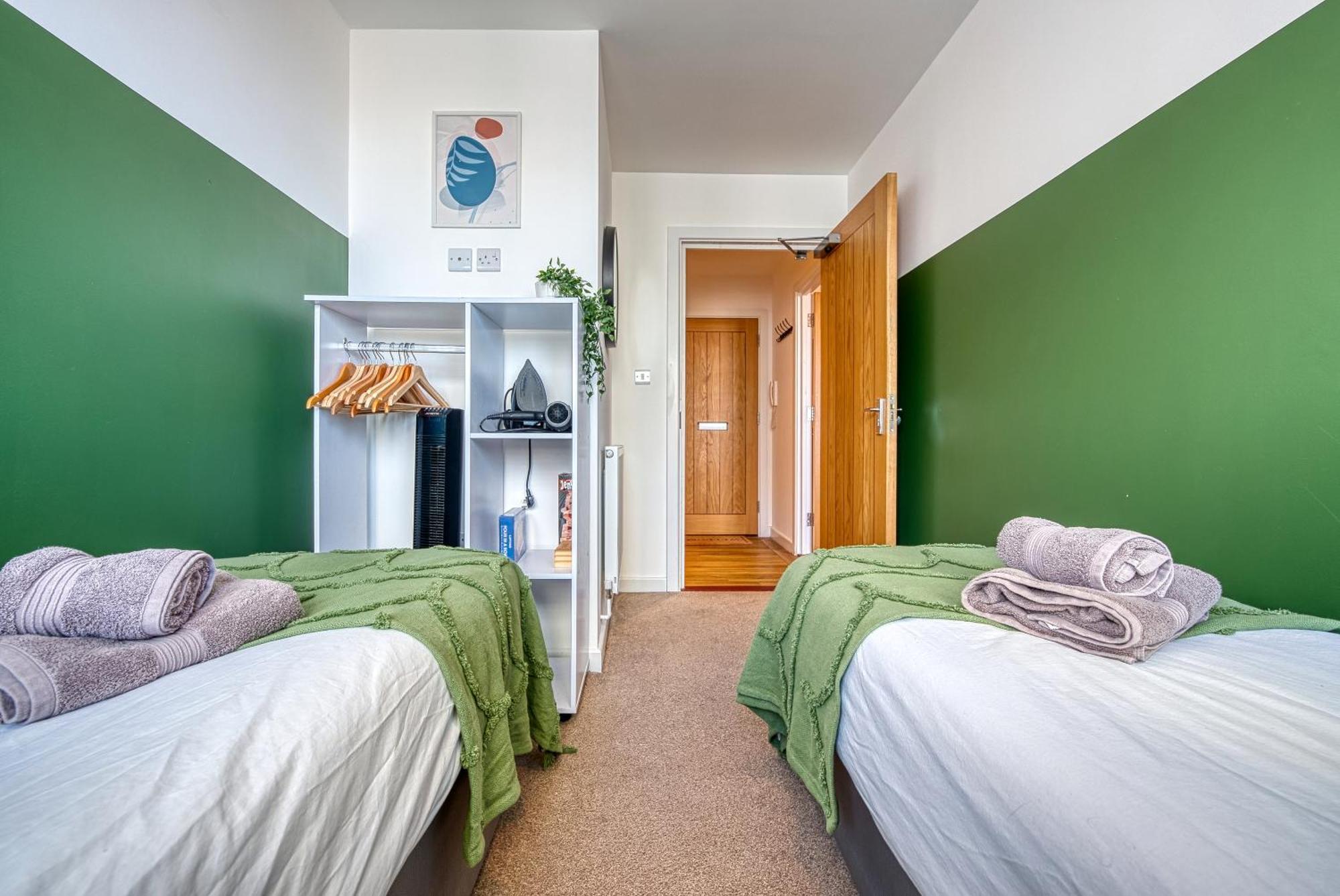 2-Bedroom Stunning, Stylish & Central City Apartment, Spacious, Sleeps 6, With On-Site Parking - Near Gunwharf Quays & Beach - By Blue Puffin Stays Portsmouth Exterior foto